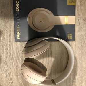 Make me an offer🤍 Gold Beats wireless brand new